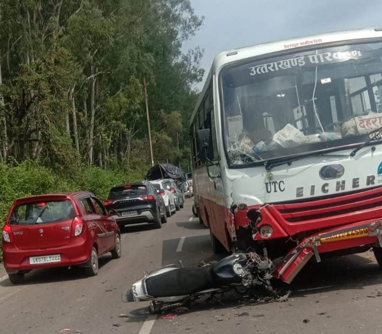 Accident Roadways bus crushed bike rider on Haridwar Najibabad highway Uttarakhand news in hindi
