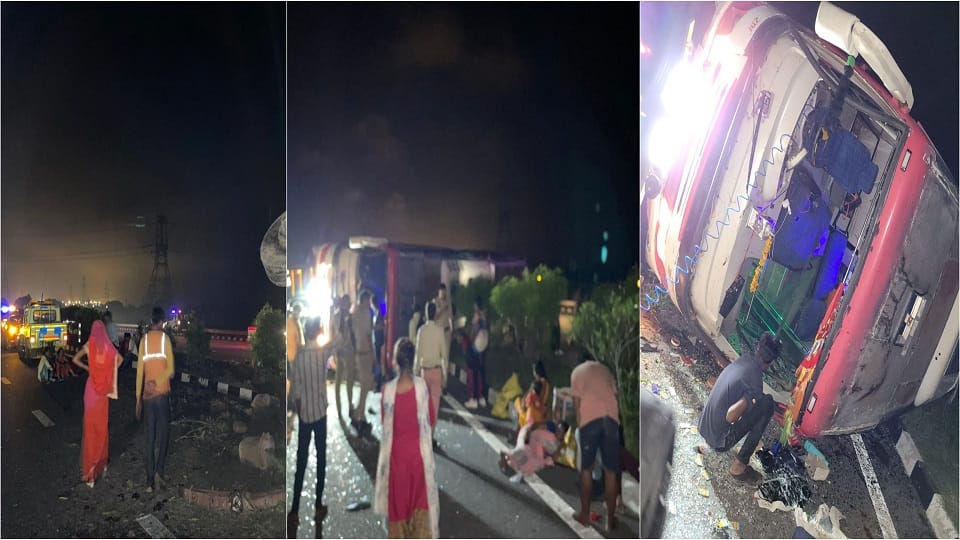 Accident on Lucknow-Agra Expressway bus overturned after breaking divider more than 15 passengers injured