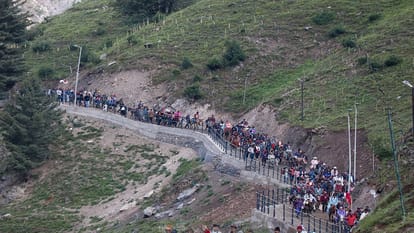 Amarnath Yatra 2023: first batch offered prayers after reaching Amarnath cave