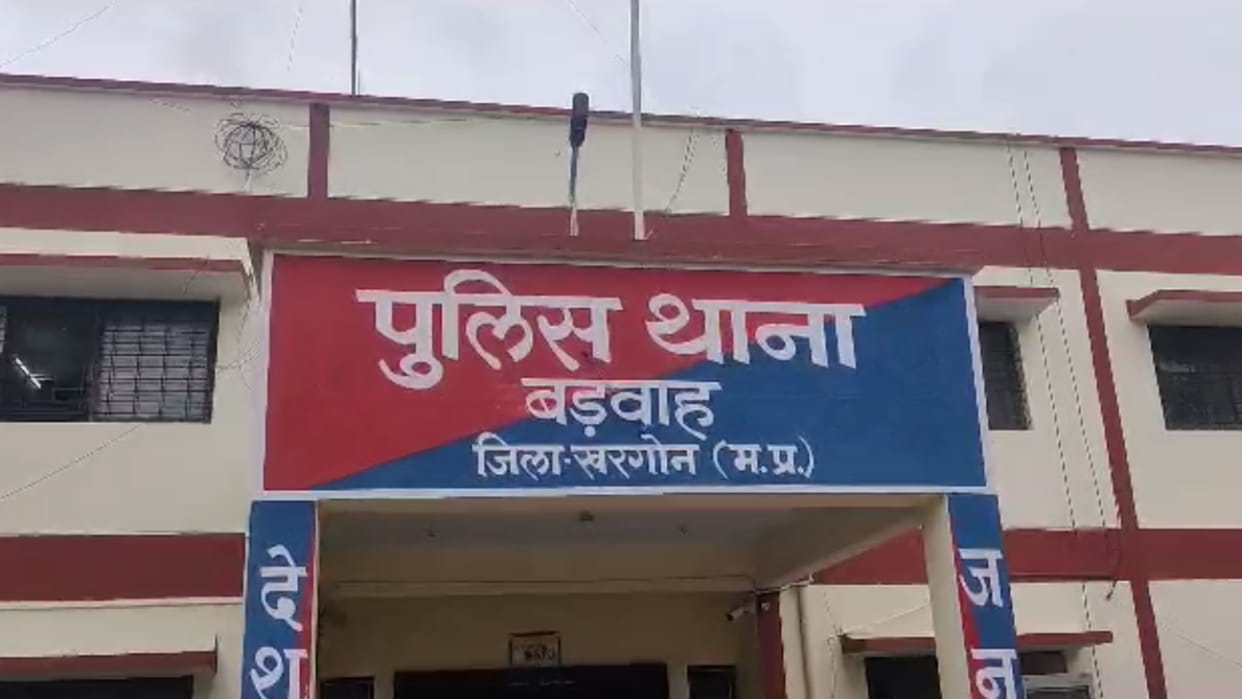 Khargone News: Firing and loot at petrol pump in Barwah, one injured