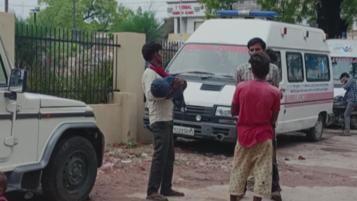 Chhatarpur News: Ambulance was not found to carry the dead body of the child, the civil surgeon arranged