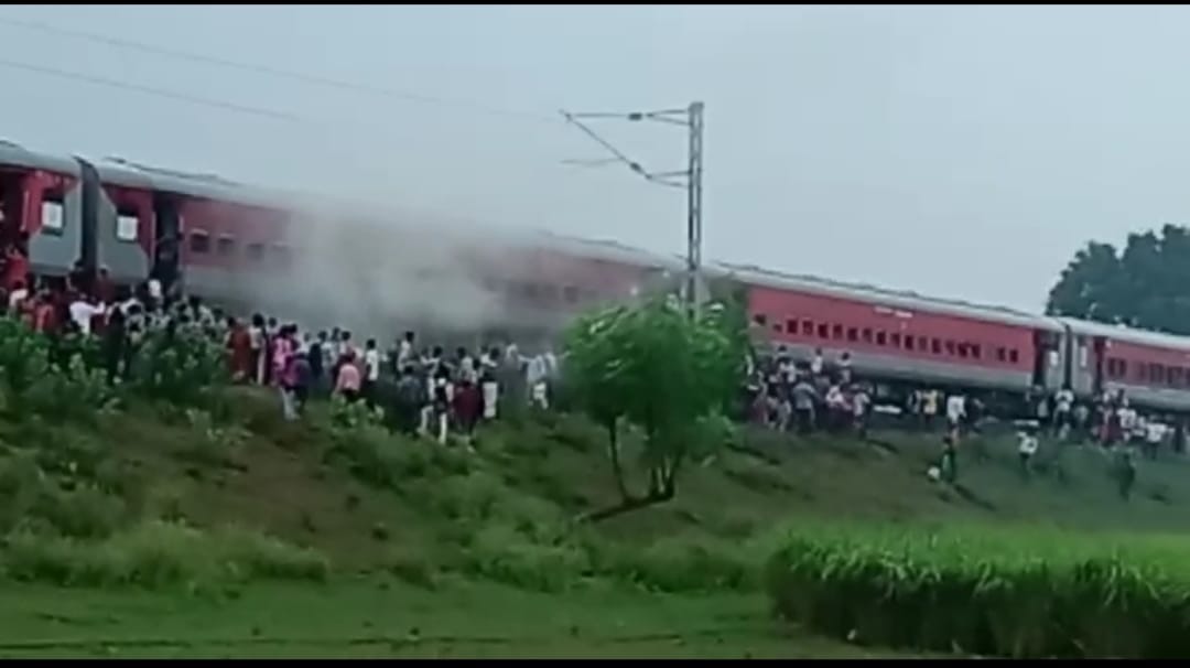 Bihar News : Bihar Jan Sampark Kranti Superfast Express caught fire near wheel, Samastipur, Darbhanga