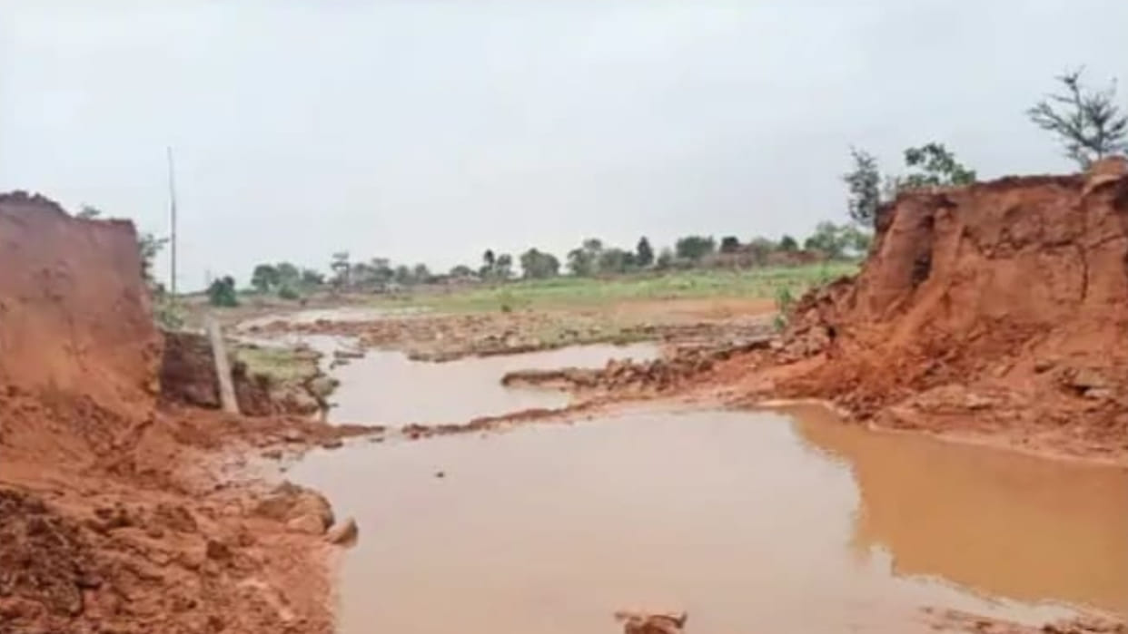 Damoh News: The old pond of Badguwan village burst due to heavy rains