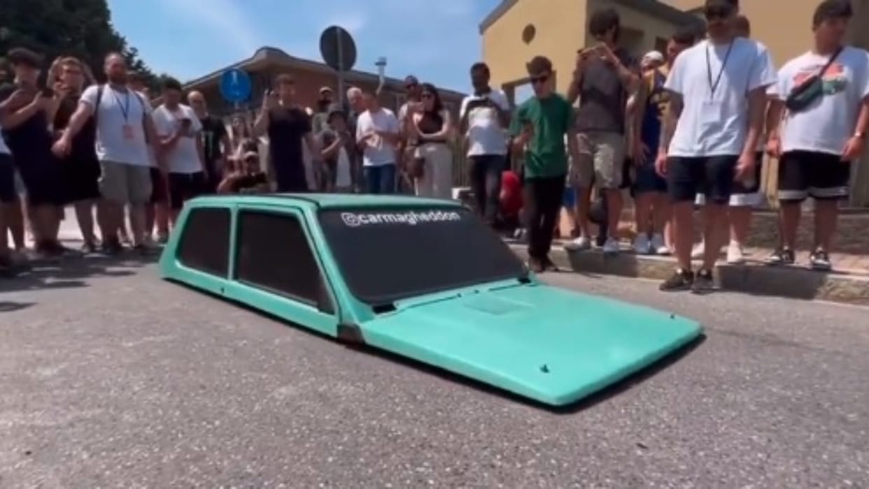 Car Viral Video:  car without tyres crawling on road people are amazed watching viral video