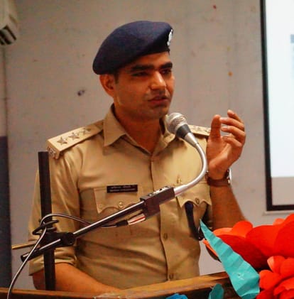 Amar Ujala Foundation Police Ki Pathshala classes for students to prevent drugs and cyber fraud Dehradun