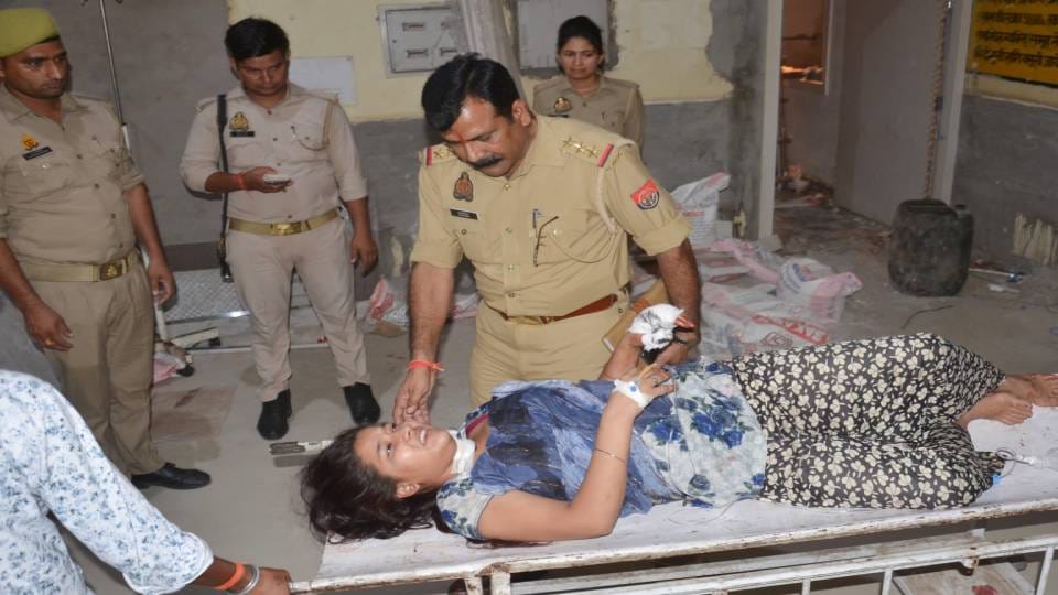 madman attacked and injured his girlfriend and her brother with knife In Firozabad