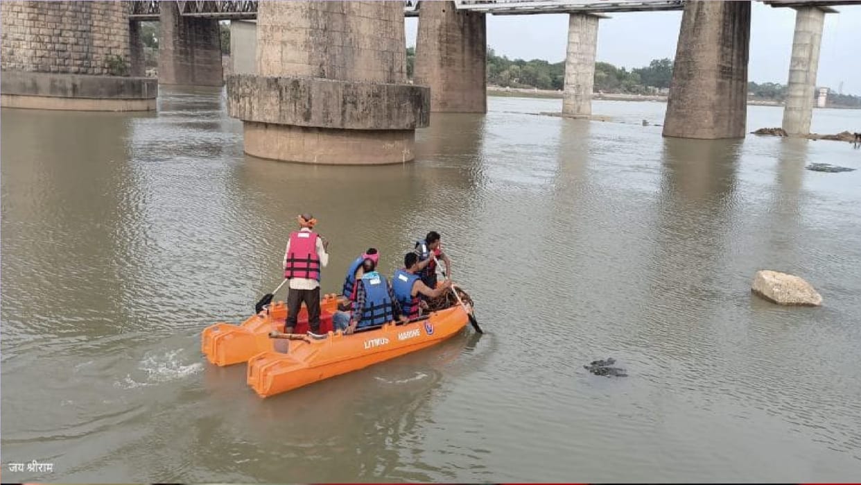 Janjgir Champa: Youth fell from railway bridge into Hasdeo river, no clue even after 24 hours, SDRF team is