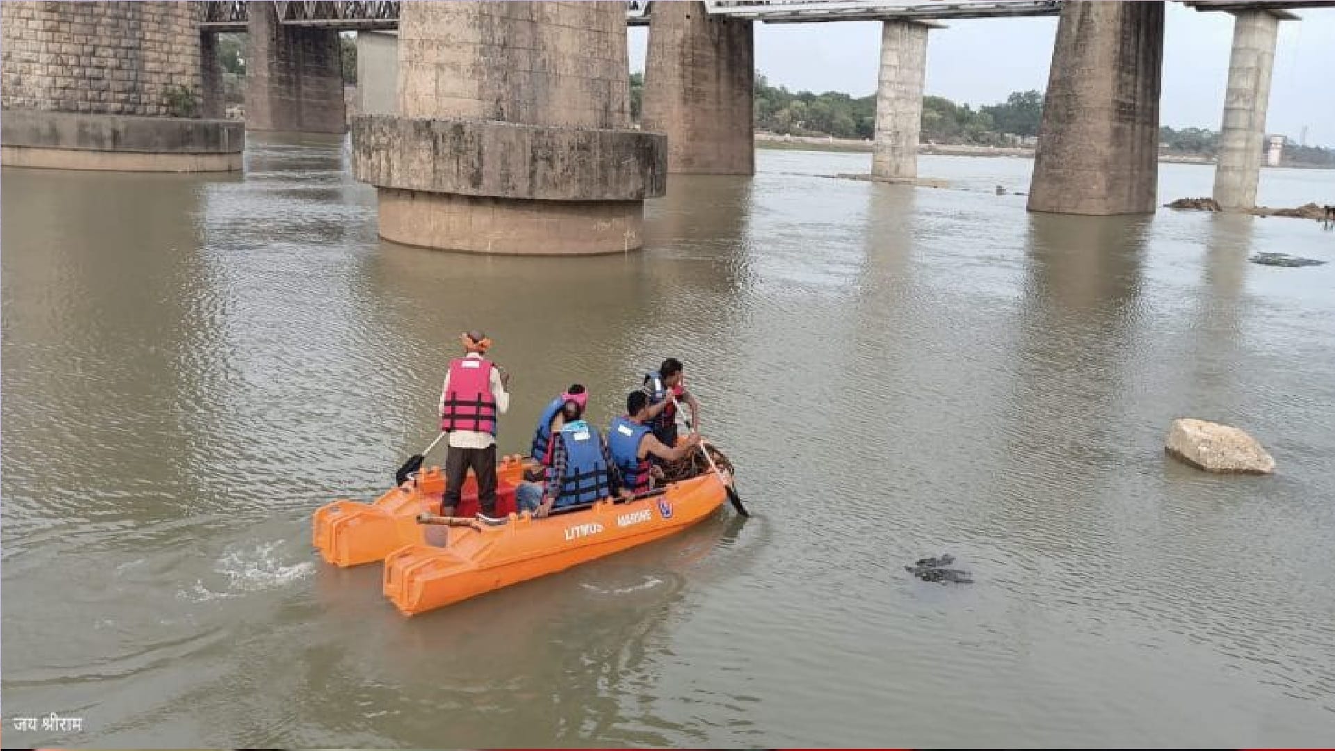 डूबे युवक की तलाश करती SDRF की टीम
