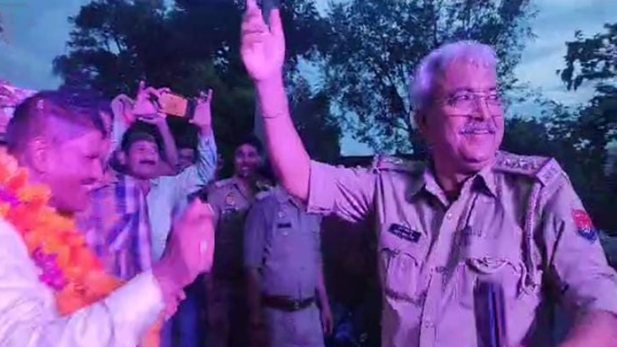 Jalaun: Retired sub-inspector, Kotwal danced in farewell ceremony, video viral