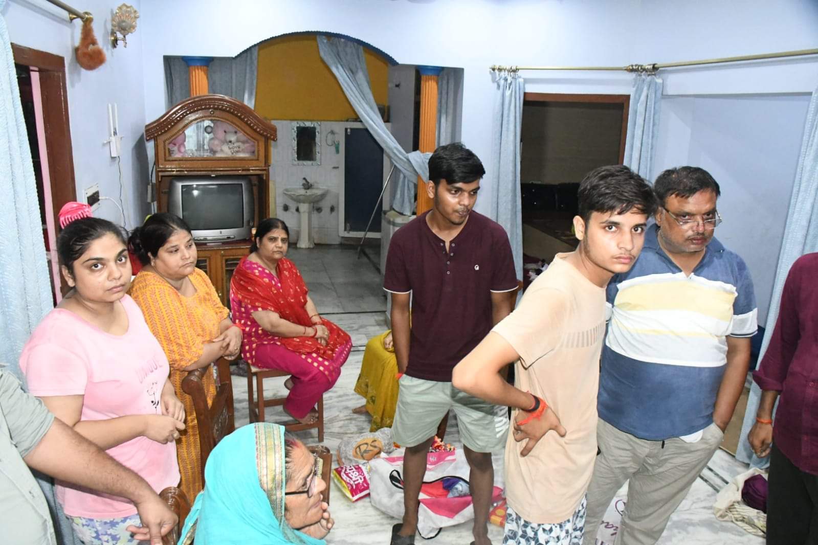 Robbery by taking Kannauj perfume traders family hostage, police suspect involvement of an acquaintance