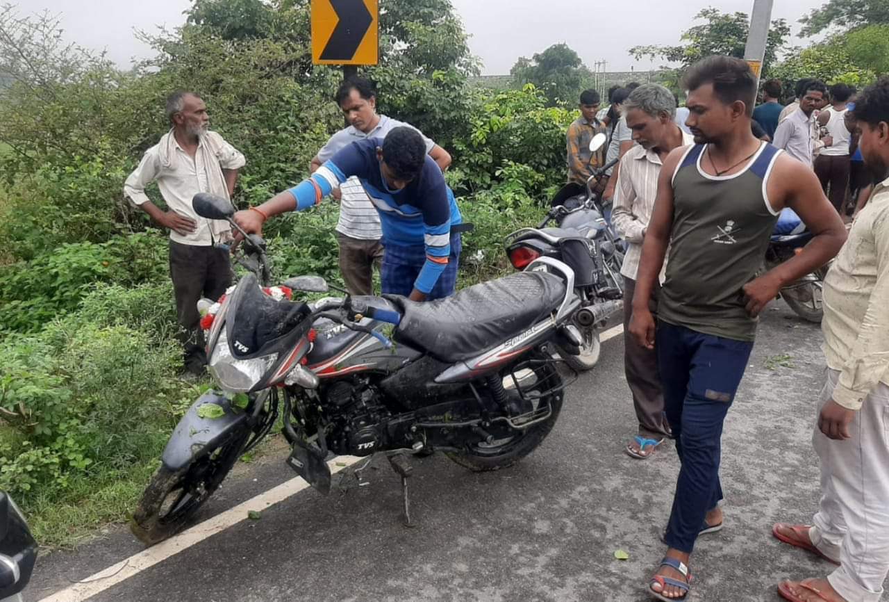 Dead body of uncle and nephew found lying on the roadside, Police is assuming road accident