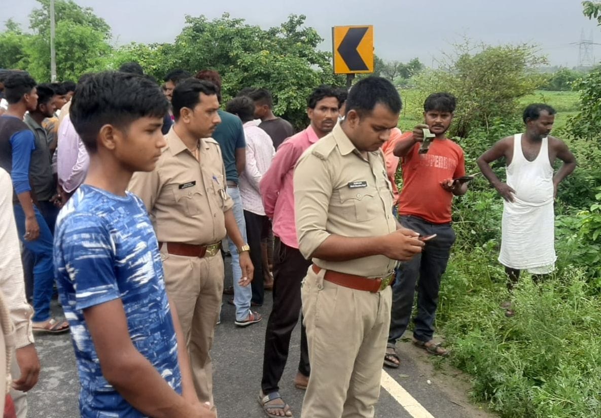 Dead body of uncle and nephew found lying on the roadside, Police is assuming road accident