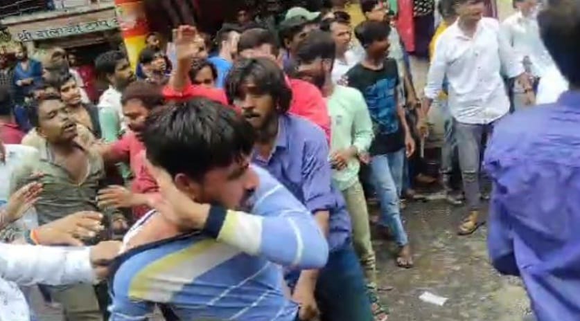 People chased and caught chain snatchers in Kanpur, beat them with kicks and punches
