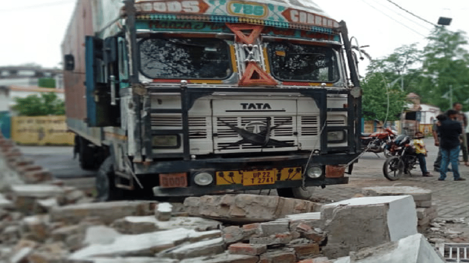 Shahjahanpur Accident Uncontrolled container enters UP minister Jitin Prasad house