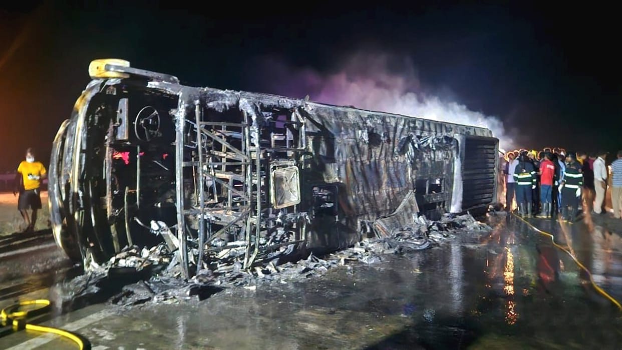 Many people charred to death as bus catches fire on Samruddhi Mahamarg Expressway in  Maharashtra update ne