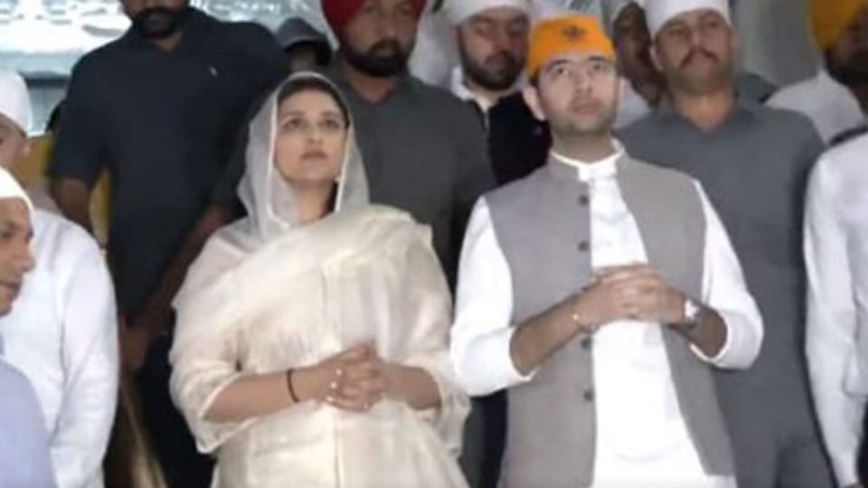 MP Raghav Chadha And Parineeti Chopra Visit Sri Harmandir Sahib In Amritsar News in Hindi
