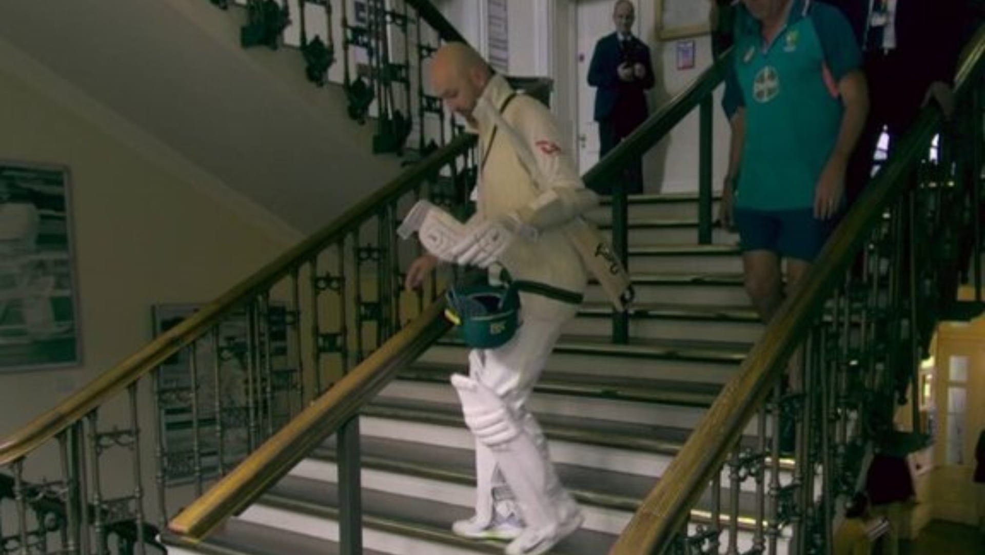 Ashes Injured Nathan Lyon wins hearts Batted with a limp the audience at Lords stood up applauded video watch