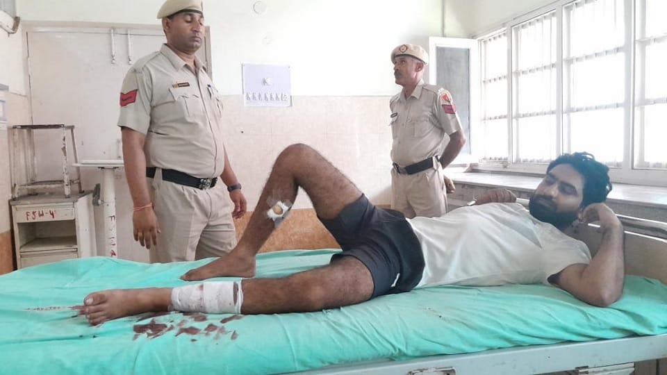 Bhiwani CIA arrested crook Ajay Gurjar in injured condition along with his accomplice