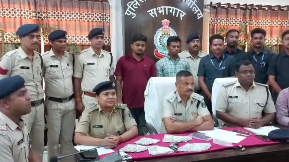 पुलिस की गिरफ्त में आरोपी