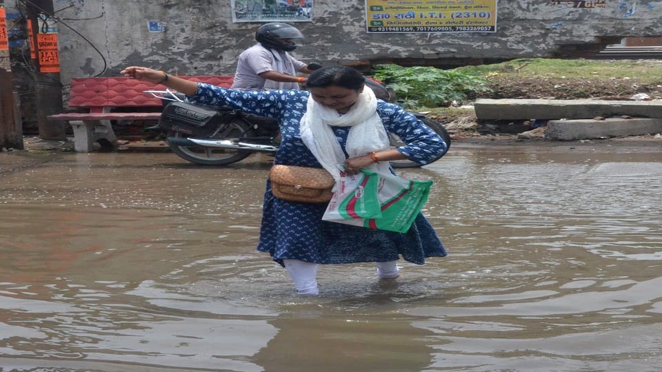 first monsoon rain exposed claims of Aligarh Municipal Corporation