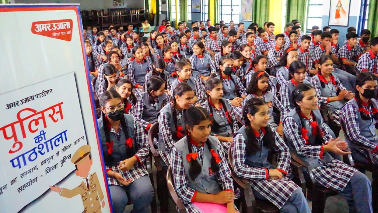 Amar Ujala Foundation Police Ki Pathshala classes for students to prevent drugs and cyber fraud Dehradun
