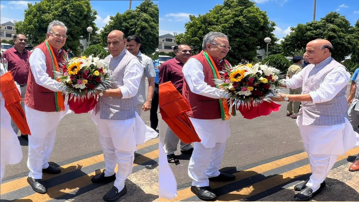 Union Defense Minister Rajnath Singh reached in Raipur, Raman meet in airport