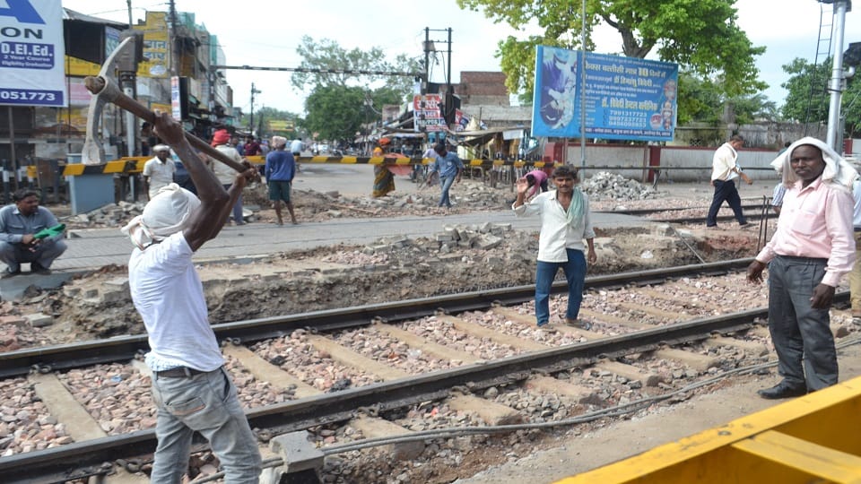 Work on railway gate, jam remained in the city
