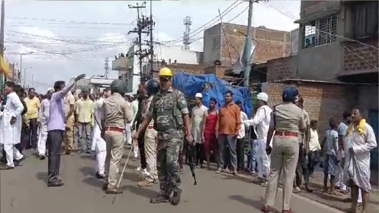 Jharkhand:  A clash erupted between two groups over the battery theft of e-rickshaw , section 144 imposed