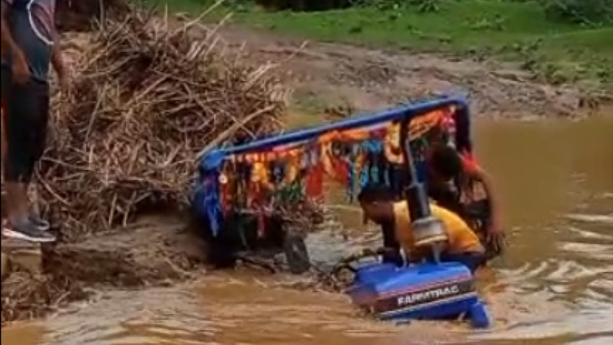 Shivpuri: Tractor stuck in the flow of the river, the driver saved his life by standing on the bonnet