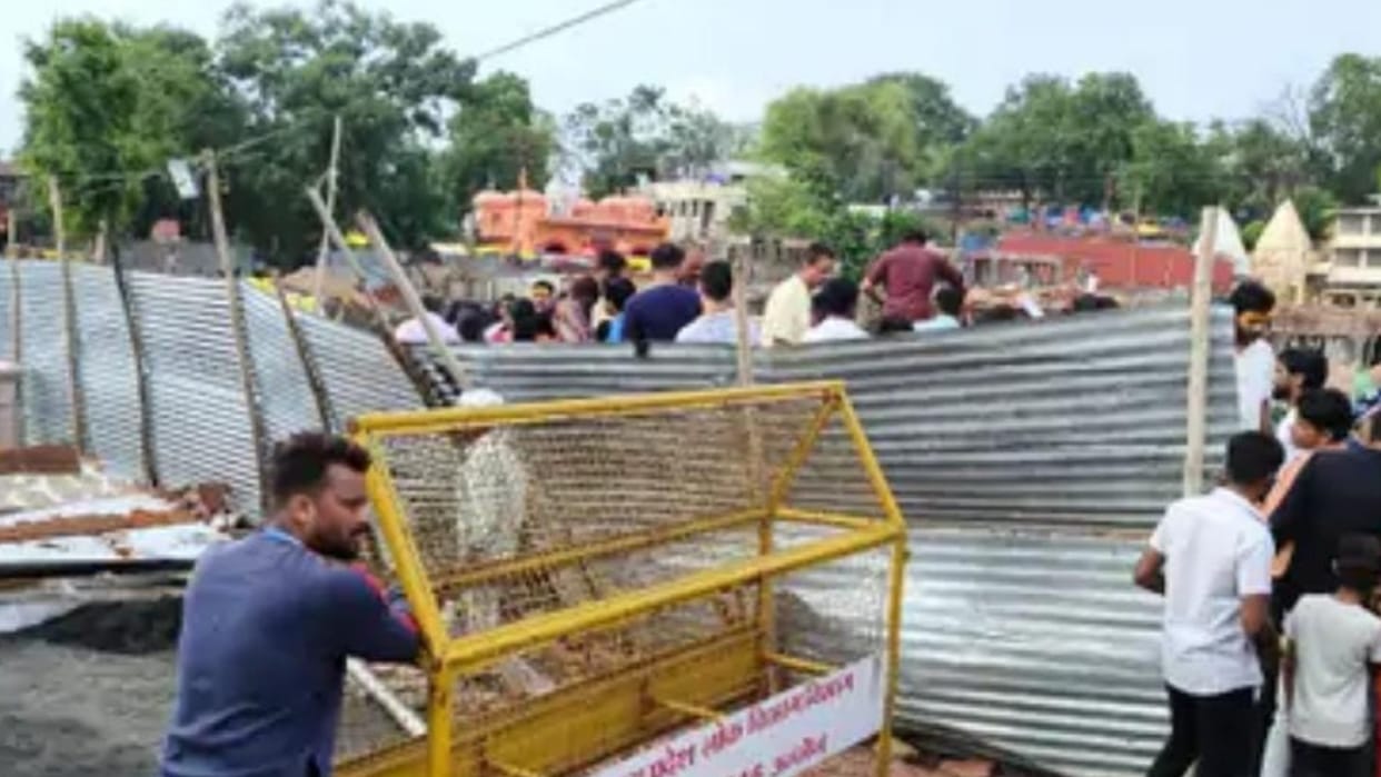 Ujjain News: A tin shed collided with a JCB on the approach road to Mahakal temple