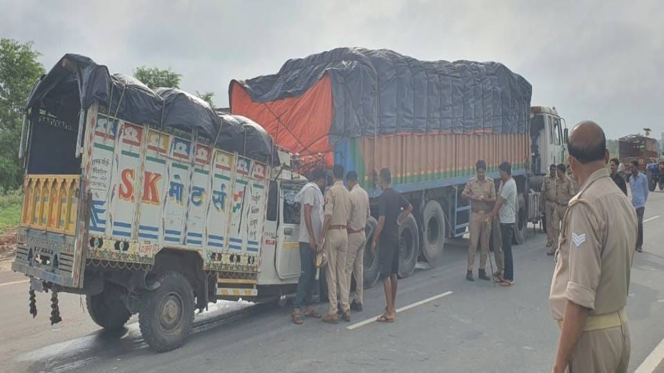 One killed and eleven injured after pickup full of pilgrims collided with truck in Firozabad