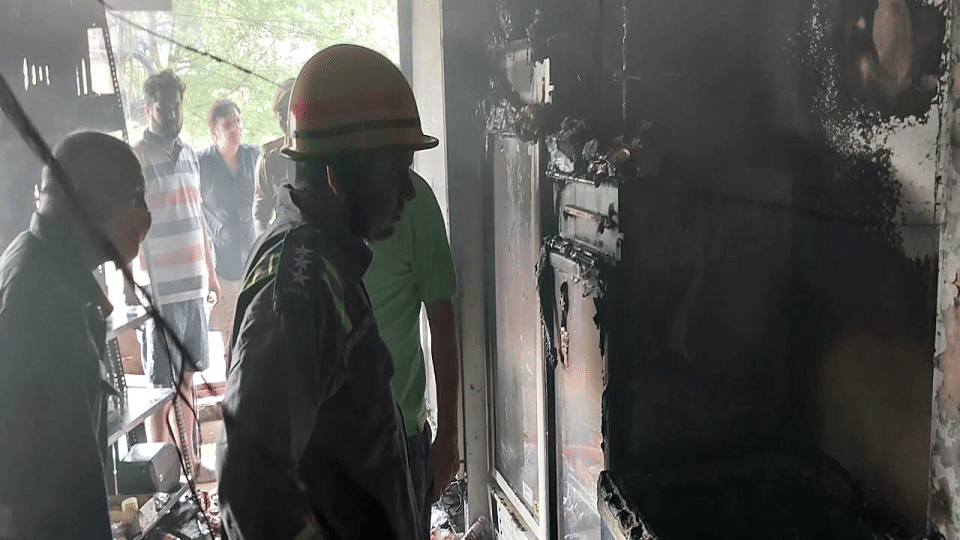 fire broke out in super market market Vaishali Sector 1