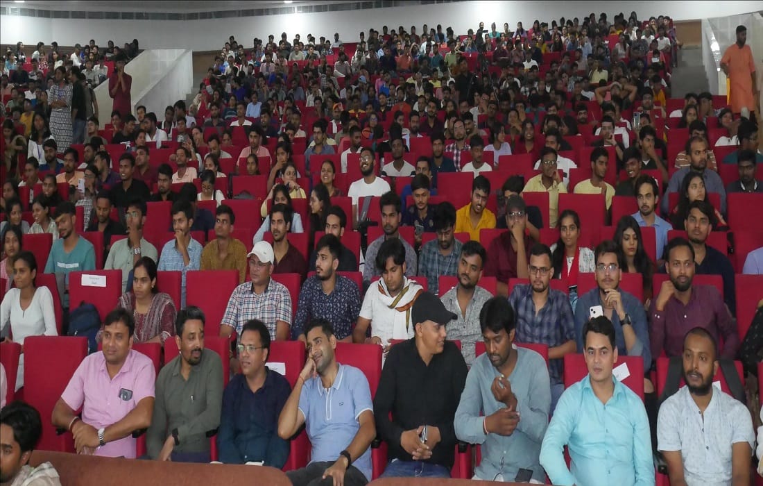 Kavi Sammelan in BHU there was a lot of applause on Azhar Iqbal Shayari