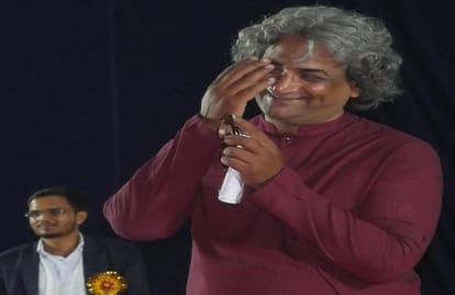 Kavi Sammelan in BHU there was a lot of applause on Azhar Iqbal Shayari