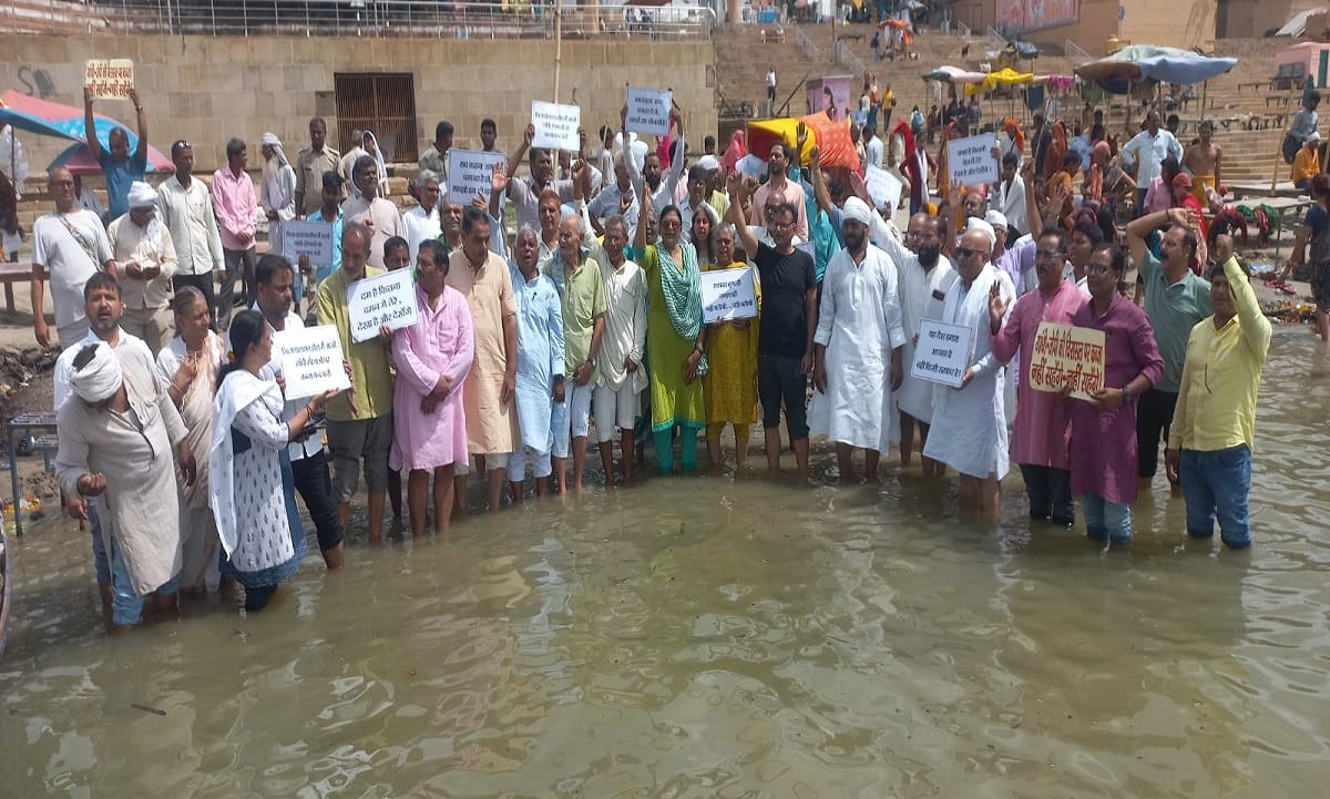 Sarva Seva Sangh issue varanasi people stand in Ganga and take sankalp for save legacy of Gandhi-JP