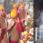 पवित्र अमरनाथ गुफा में हिमलिंग की पूजा करते पंडित