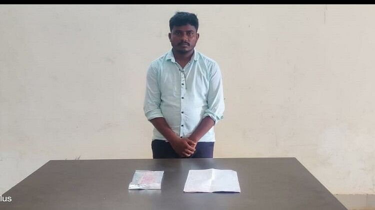 Bijapur :फरार नक्सली सहयोगी दवाइयों की पर्ची और 1 लाख 60 हजार रुपये के साथ गिरफ्तार, ठिकाने लगाने थे 25 लाख – Absconding Naxalite Associate Arrested With Prescription Of Medicines And Rs 1 Lakh 60 Thousand