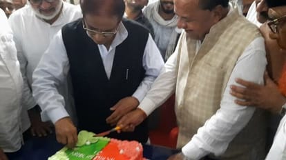 SP leader Azam Khan celebrated Akhilesh's birthday, cut cake with pen instead of knife