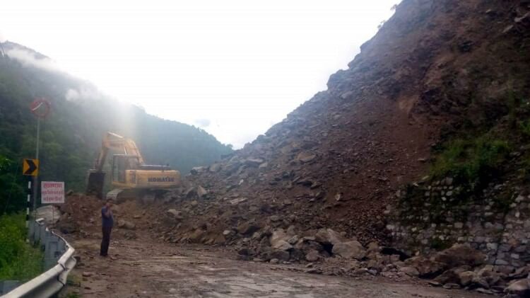 Uttarakhand Weather News Rain Stones fell from rock in Bajpur near Badrinath Highway teacher injured