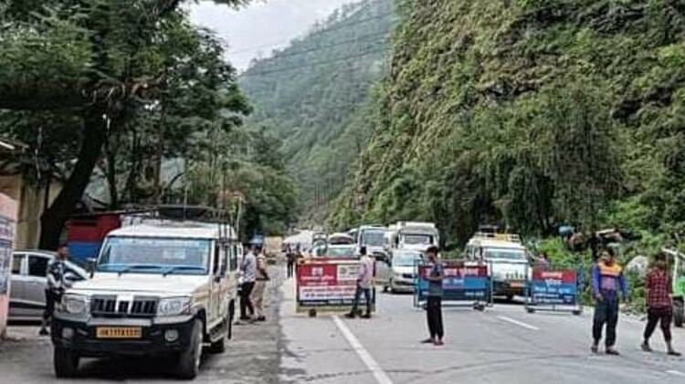 Uttarakhand Weather News Today Drain overflows in Lambagad on Badrinath Highway passengers stranded
