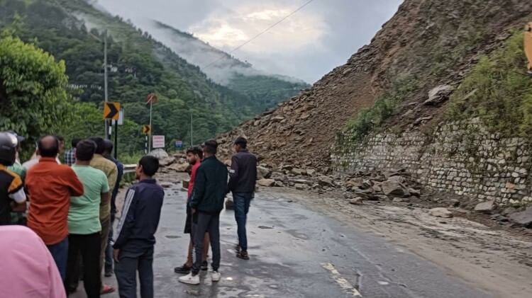 Uttarakhand Weather News Today Drain overflows in Lambagad on Badrinath Highway passengers stranded