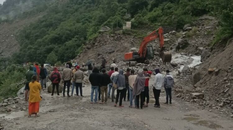 Uttarakhand Weather News Today Drain overflows in Lambagad on Badrinath Highway passengers stranded