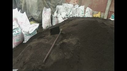 MBA pass youth making organic fertilizers from cow dung