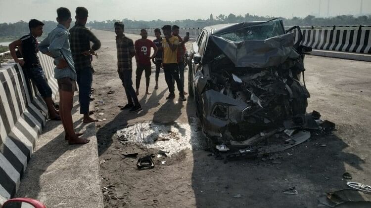 सड़क हादसे में 5 की मौत: मवेशी को टक्कर मार ट्रक से भिड़ी कार, 3 की जान गई; ट्रकों की भिड़ंत में 2 ने तोड़ा दम
