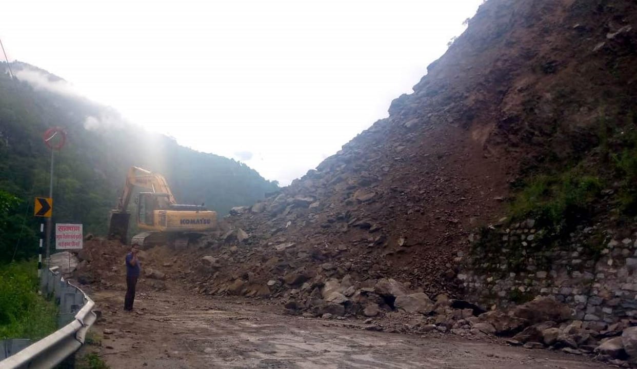 Badrinath Highway Closed again after opening for two hours in Chinka 12 thousand pilgrims Stuck