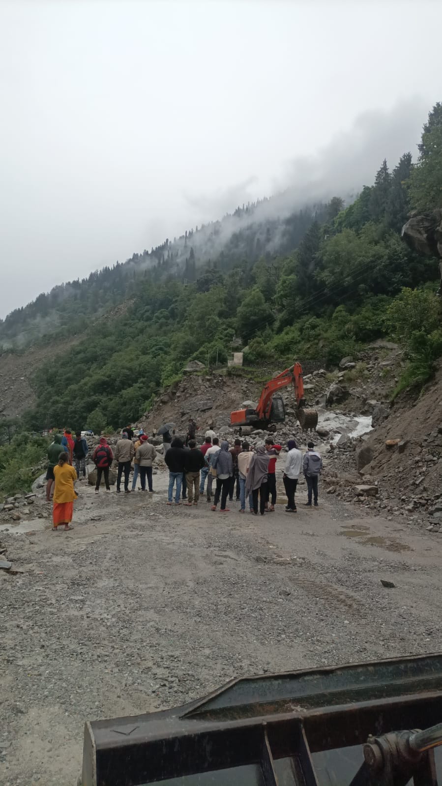 Badrinath Highway 10000 pilgrims stuck due to Lambagad and Kanchenjunga Nala overflow after heavy rains