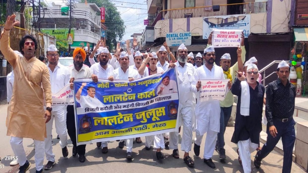AAP workers take out lantern procession in UP for power cuts, slogans raised against government in Meerut