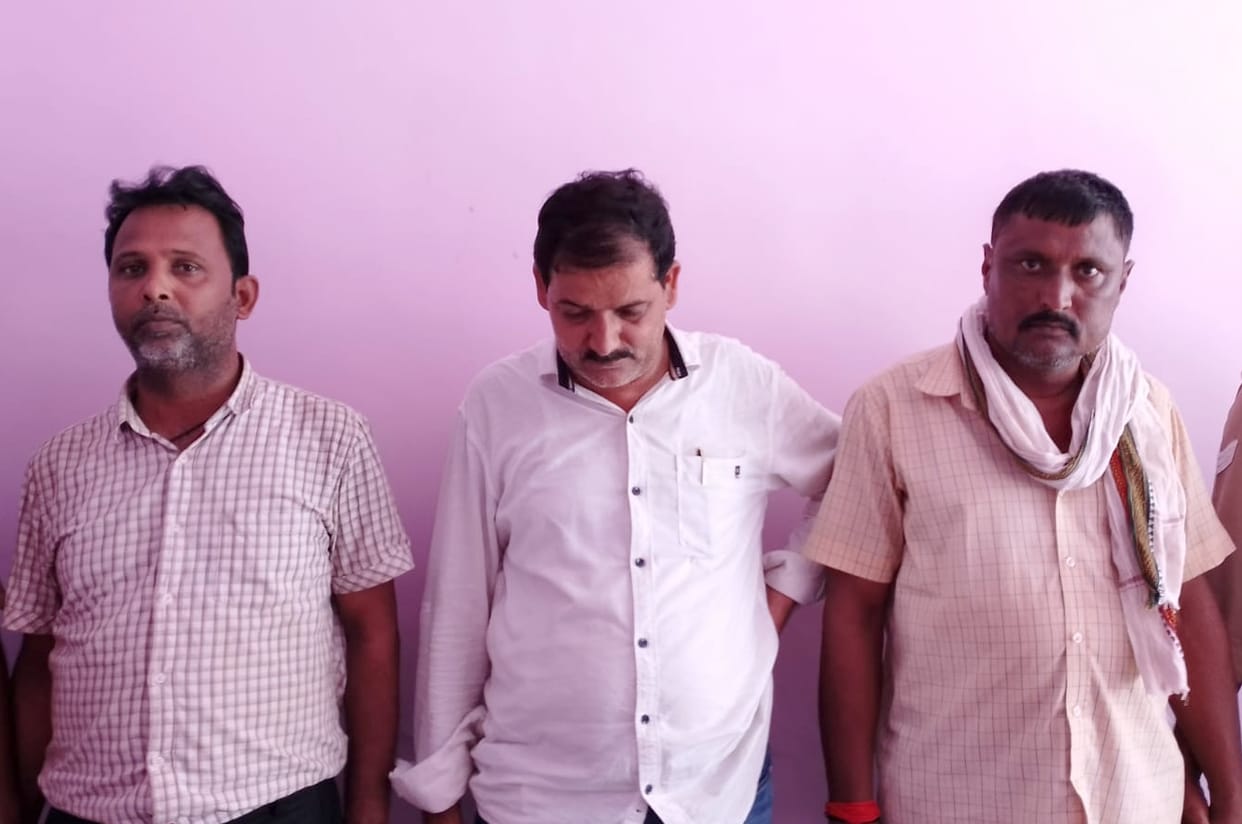 RS 45 lakhs withdrawn from bank account by Fake cheque four arrested including gang leader