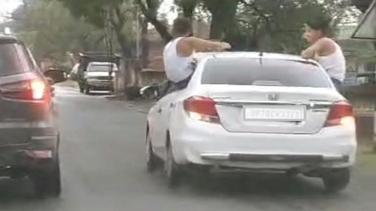 Car Stunt Video Viral: Three youths had to stunt heavily in a moving car, police fined 24 thousand