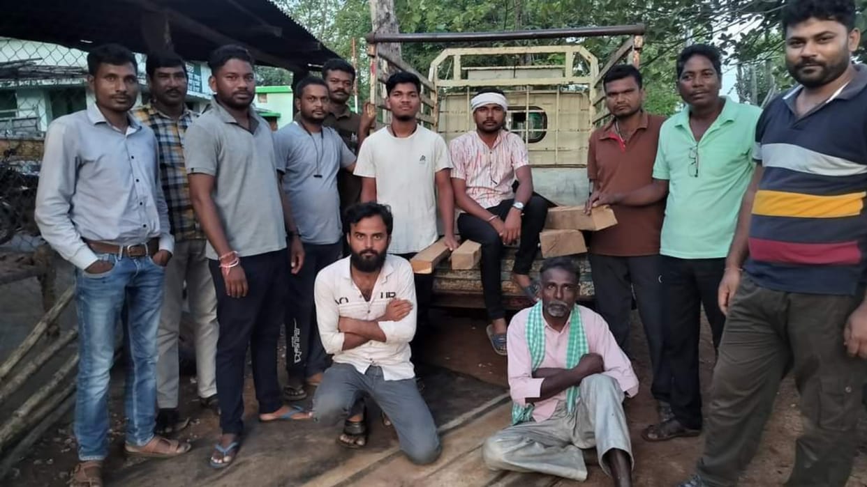 Interstate smugglers including teak chiran carrying to Telangana were caught in Bijapur